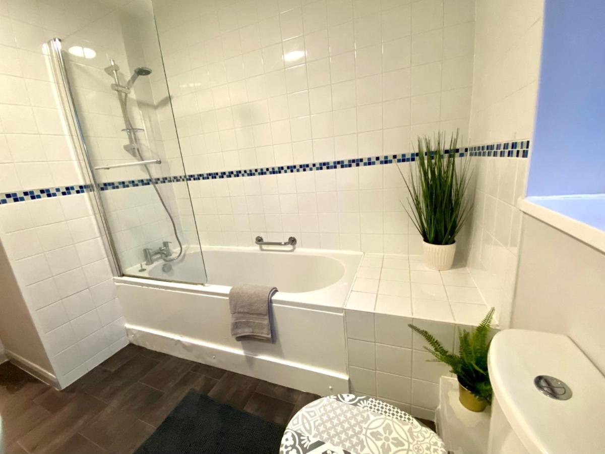 Funky Retreat: Stylish Near Apartment *
