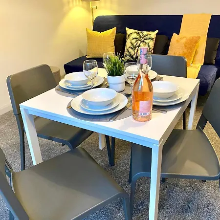 Funky Stylish Apartment! - 5 Minute Walk To The Best Beach! - Great Location - Parking - Fast Wifi - Smart Tv - Newly Decorated - Sleeps Up To 4! Close To Bournemouth & Poole Town Centre & Sandbanks Extérieur photo
