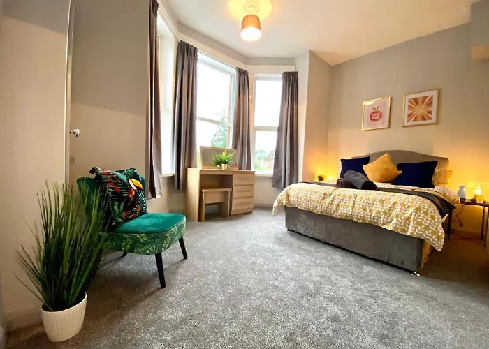 Funky Stylish Apartment! - 5 Minute Walk To The Best Beach! - Great Location - Parking - Fast Wifi - Smart Tv - Newly Decorated - Sleeps Up To 4! Close To Bournemouth & Poole Town Centre & Sandbanks