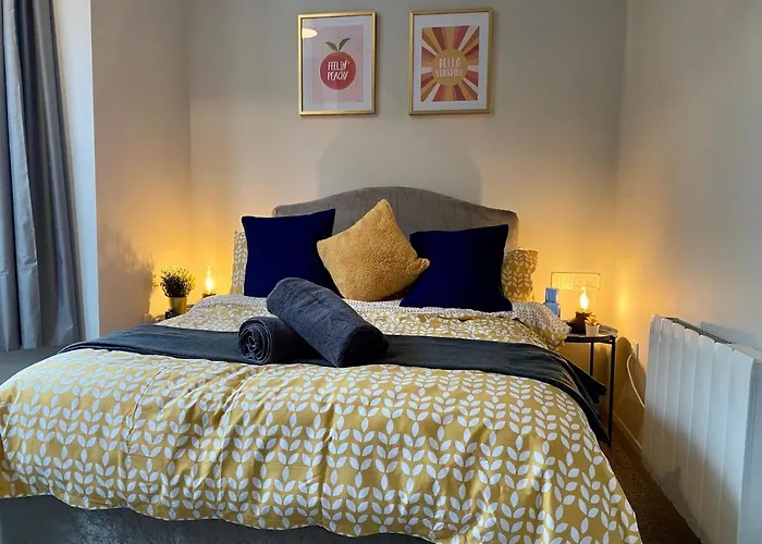 Funky Stylish Apartment! - 5 Minute Walk To The Best Beach! - Great Location - Parking - Fast Wifi - Smart Tv - Newly Decorated - Sleeps Up To 4! Close To Bournemouth & Poole Town Centre & Sandbanks