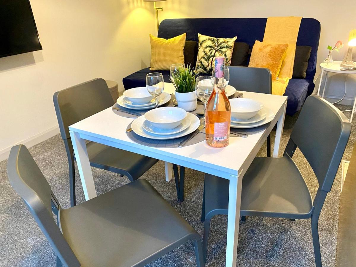 Funky Stylish Apartment! - 5 Minute Walk To The Beach! - Great Location - Parking - Fast Wifi - Smart Tv - Newly Decorated - Sleeps Up To 4! Close To & Poole Town Centre & Sandbanks *