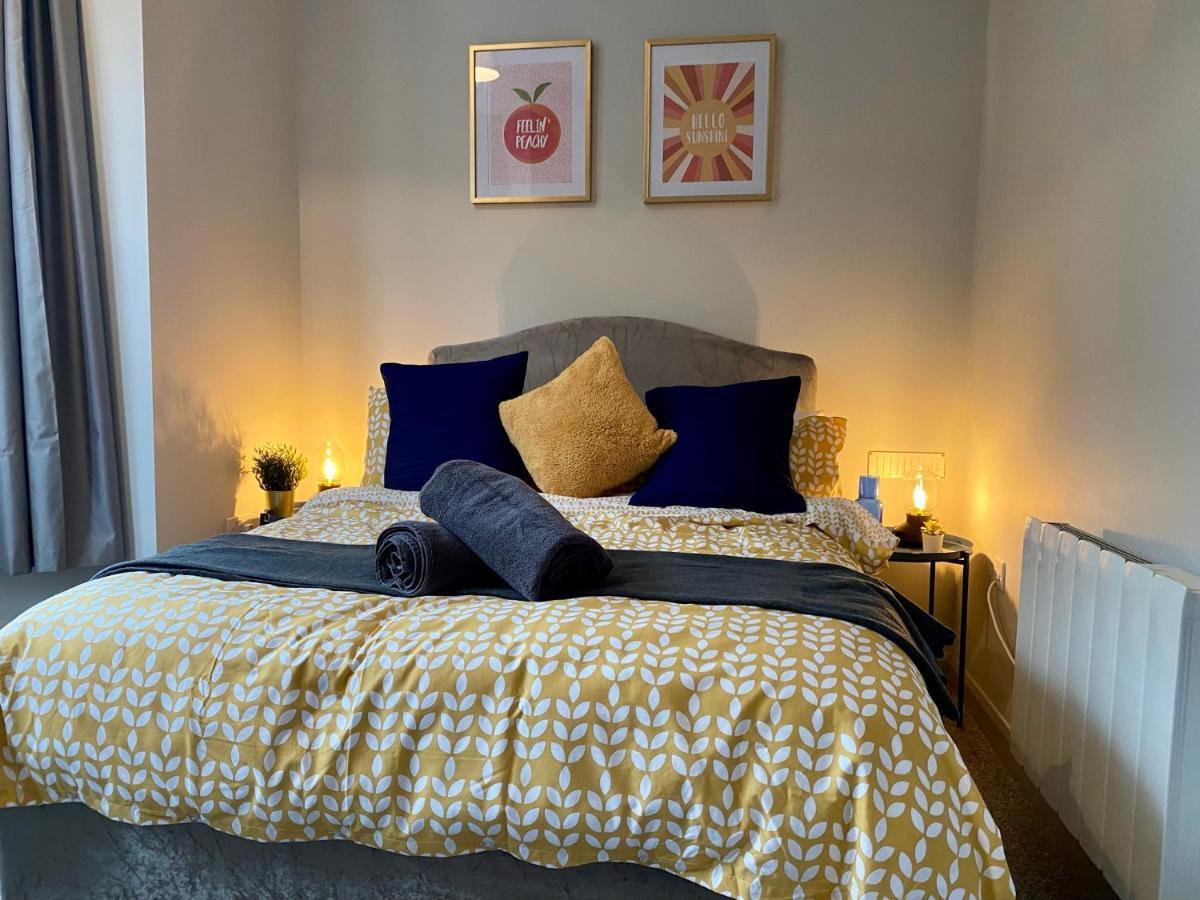 Funky Stylish Apartment! - 5 Minute Walk To The Beach! - Great Location - Parking - Fast Wifi - Smart Tv - Newly Decorated - Sleeps Up To 4! Close To & Poole Town Centre & Sandbanks *