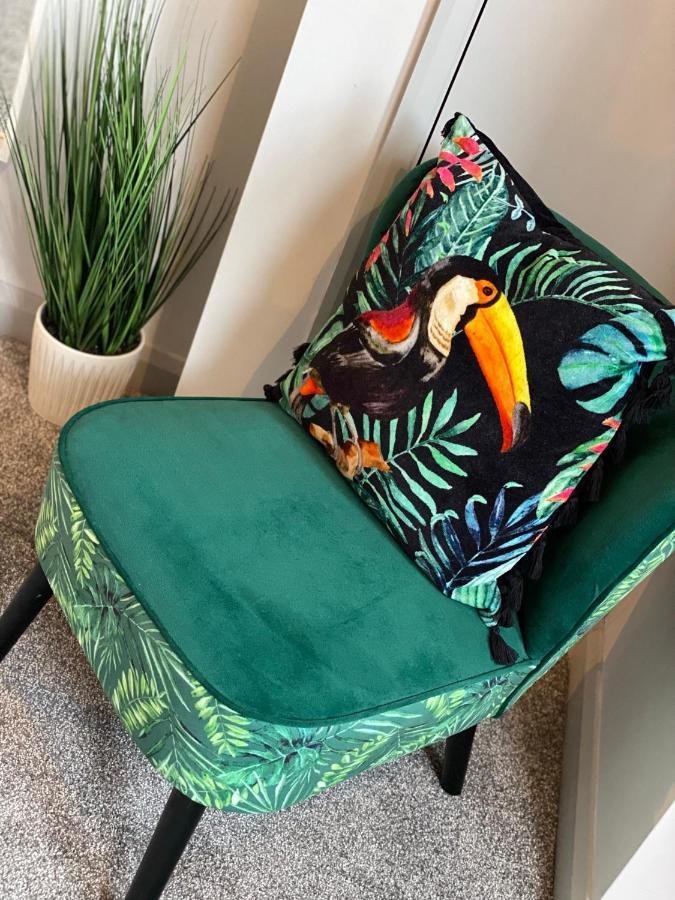 Funky Stylish Apartment! - 5 Minute Walk To The Beach! - Great Location - Parking - Fast Wifi - Smart Tv - Newly Decorated - Sleeps Up To 4! Close To & Poole Town Centre & Sandbanks